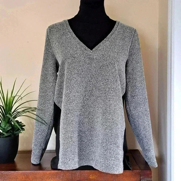 ❤️ Joe Fresh Long Sleeved V-neck Top Women's Small Grey and  Black Knit - Picture 2 of 14